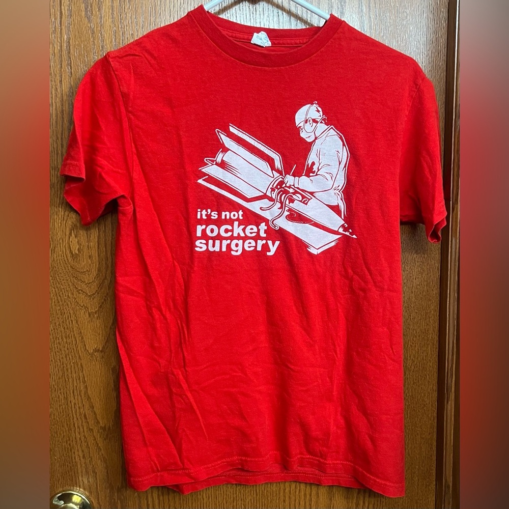 Men’s Red It It’s Not Rocket Surgery Tshirt Size S